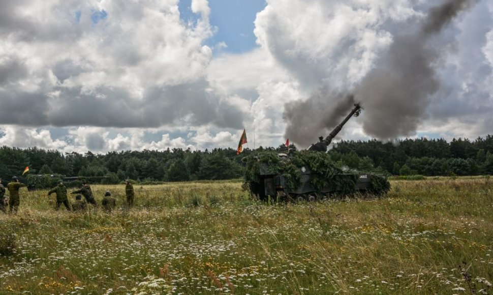 Lietuvos kariuomenės savaeigės haubicos PzH2000 pratybose „Ugninis griausmas“