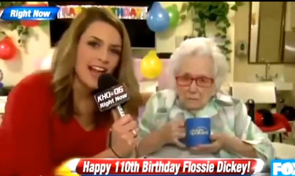 Reporterė Nichole Mischke ir 110 metų senolė Flossie Dickey