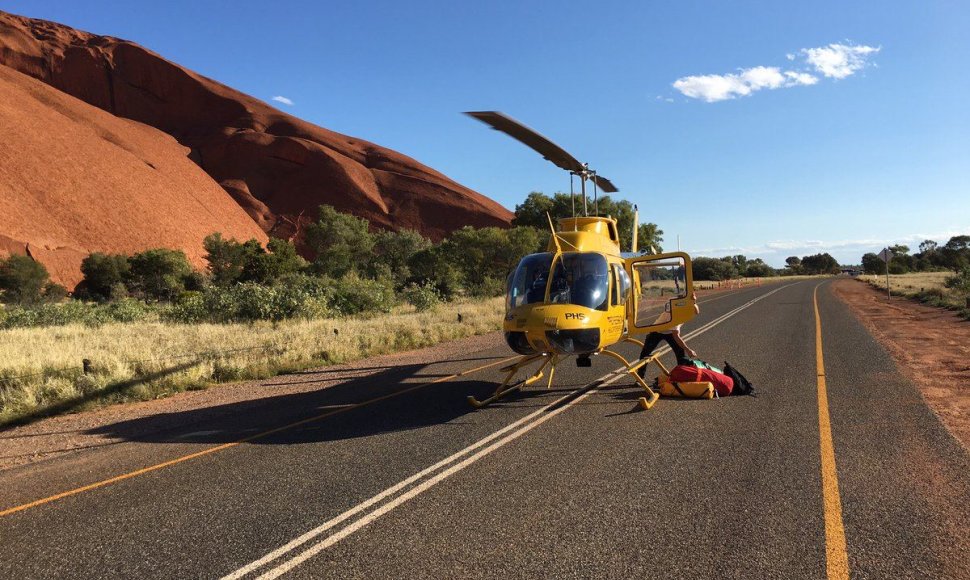 Australijoje išgelbėti Uluru uolos plyšyje įstrigę trys vyrai