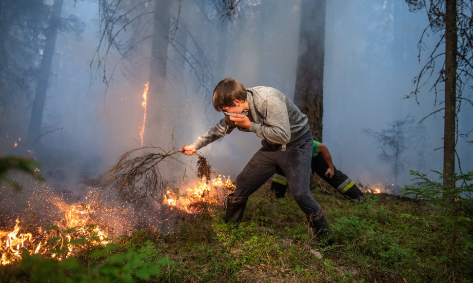 Vakarų Latvijoje antra diena gesinamas didelis miško ir durpyno gaisras