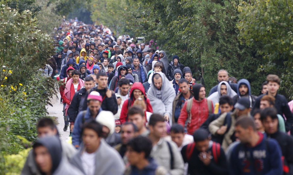 Migrantai Vengrijoje traukia prie Austrijos sienos.