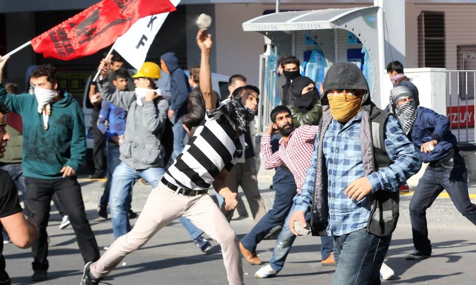 Turkijoje kurdus palaikantys demonstrantai susirėmė su policija