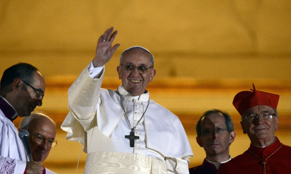 Naujai išrinktas popiežius Pranciškus mojuoja miniai žmonių