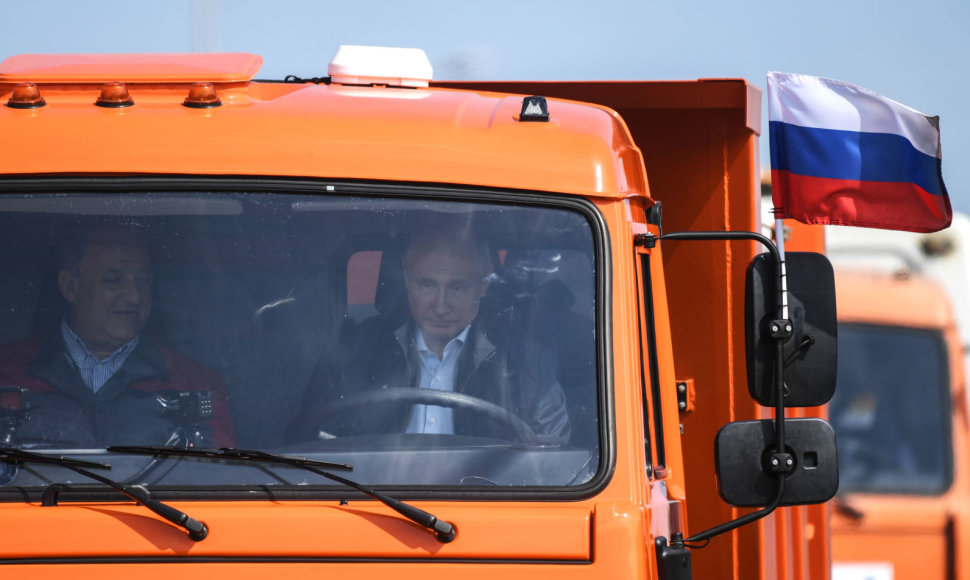 Vladimiras Putinas sunkvežimiu pervažiavo naujuoju tiltu į aneksuotą Krymą