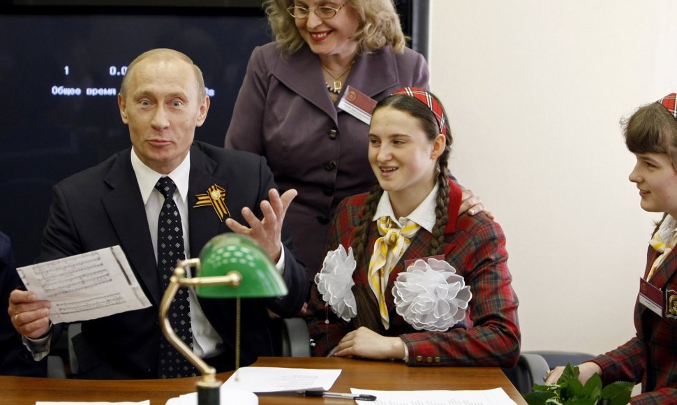 Pademonstruoti žeminantį požiūrį moterų atžvilgiu nesibodi ir V.Putinas.