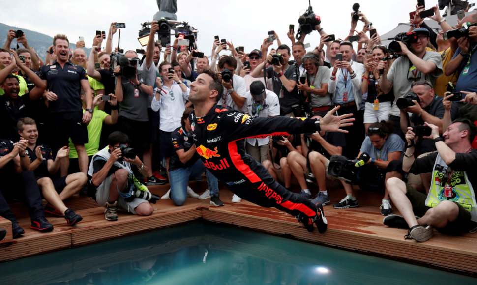 Danielio Ricciardo šuolis į baseiną