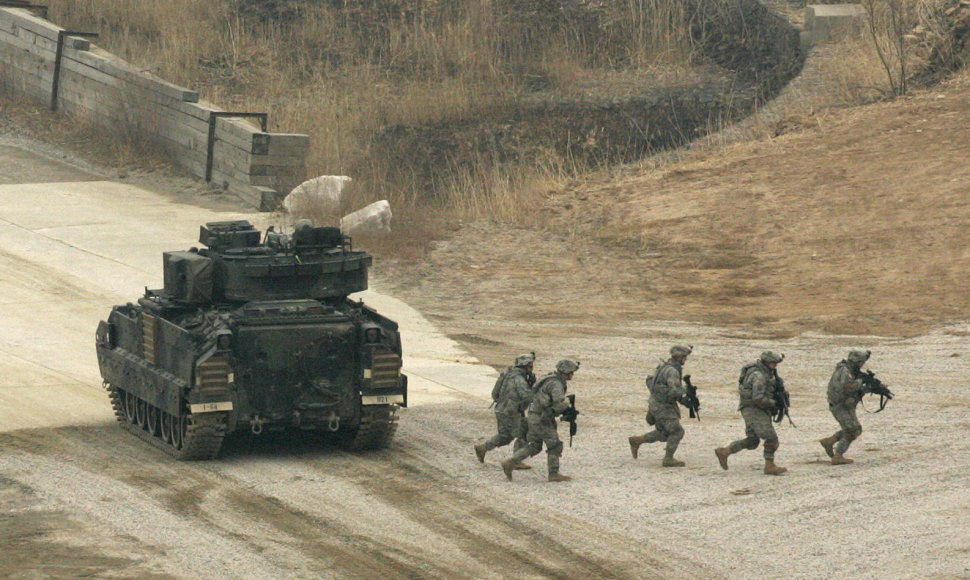 Pietų Korėjos ir JAV karinių pratybų akimirka