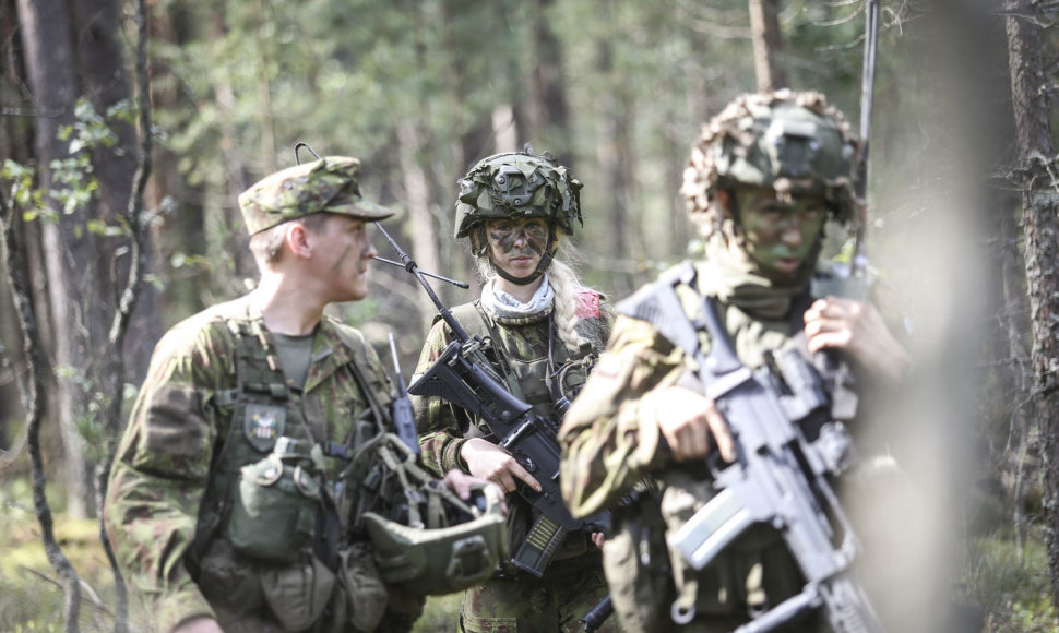 Kariai vertinamosiose pratybose treniruojasi atlikti puolimo ir gynybos veiksmus bei kovoti artimojo mūšio sąlygomis.