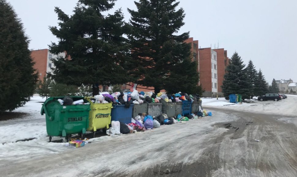 Perpildyti atliekų konteineriai Ariogaloje