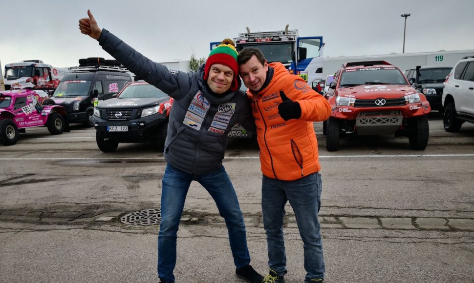 Le Havro uoste rikiuojami Dakaro ralio automobiliai, Vaidotas Žala ir Antanas Juknevičius