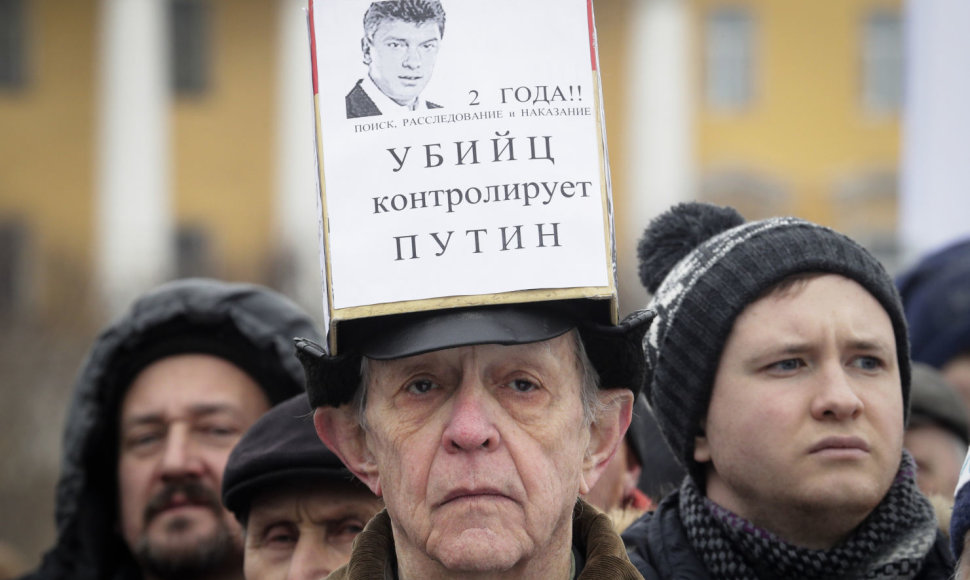 „Žudikus kontroliuoja Putinas“, – skelbia plakatas