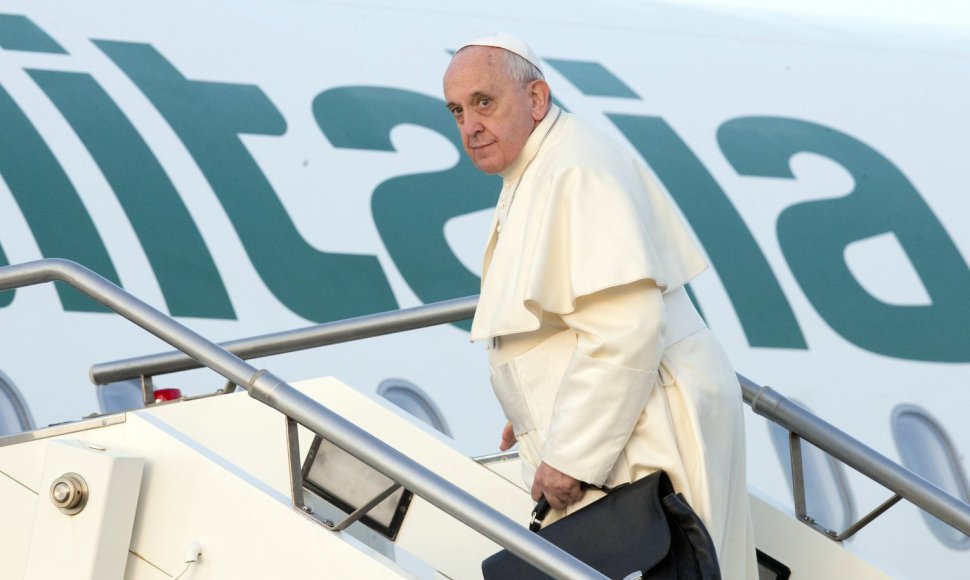 Popiežius Pranciškus lipa į Strasbūrą skrendantį lėktuvą
