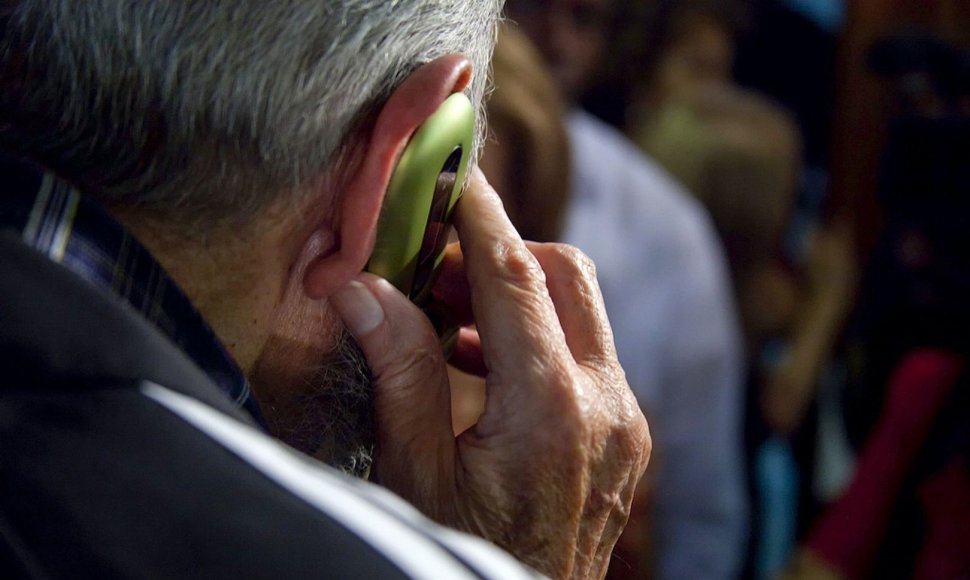 Žmogus kalba mobiliuoju telefonu Kuboje