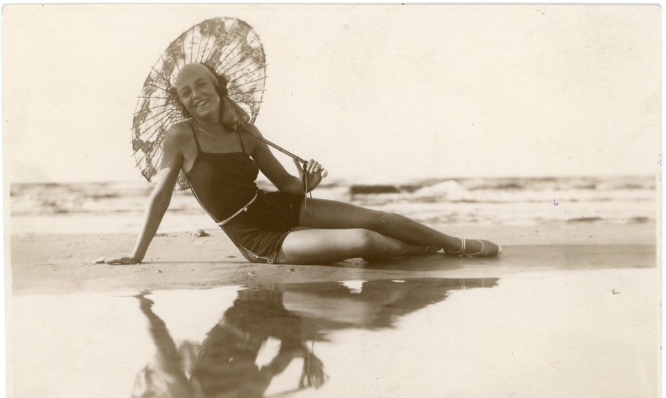 Olga Malėjinaitė prie jūros. Apie 1930