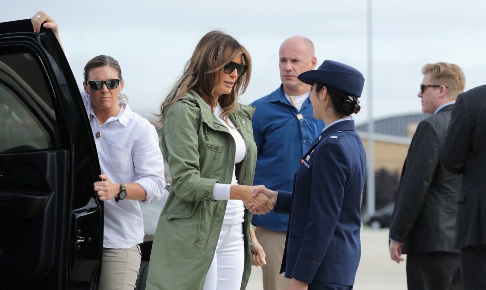 Melania Trump apsilankė JAV ir Meksikos pasienyje