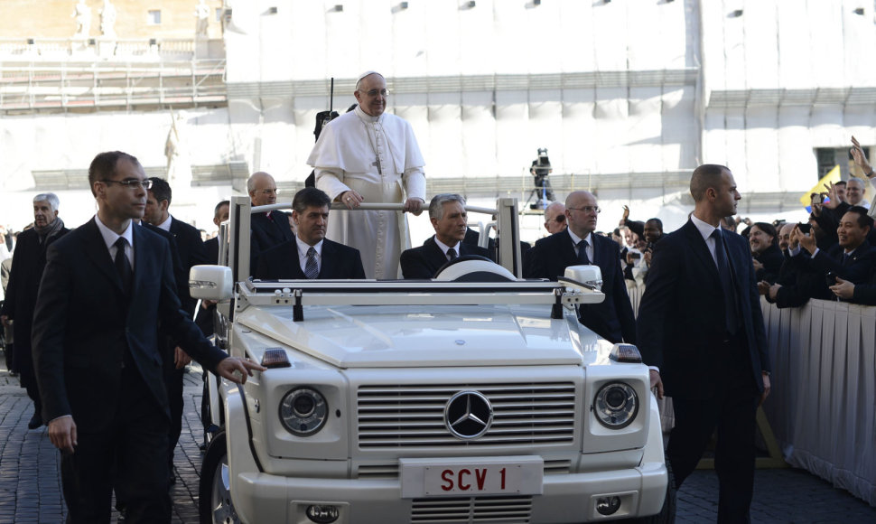 Popiežius Pranciškus papamobilyje