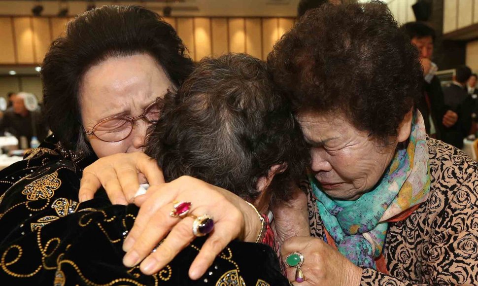 Pietų Korėjoje gyvenantys žmonės susitinka su savo giminėmis iš Šiaurės Korėjos