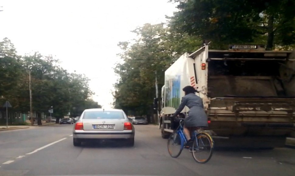Fotopolcija: nesaugūs dviratininkų manevrai
