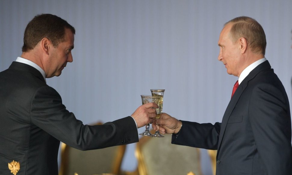 Vladimiras Putinas ir Dmitrijus Medvedevas susidaužia šampano taurėmis per šventinį priėmimą Maskvoje