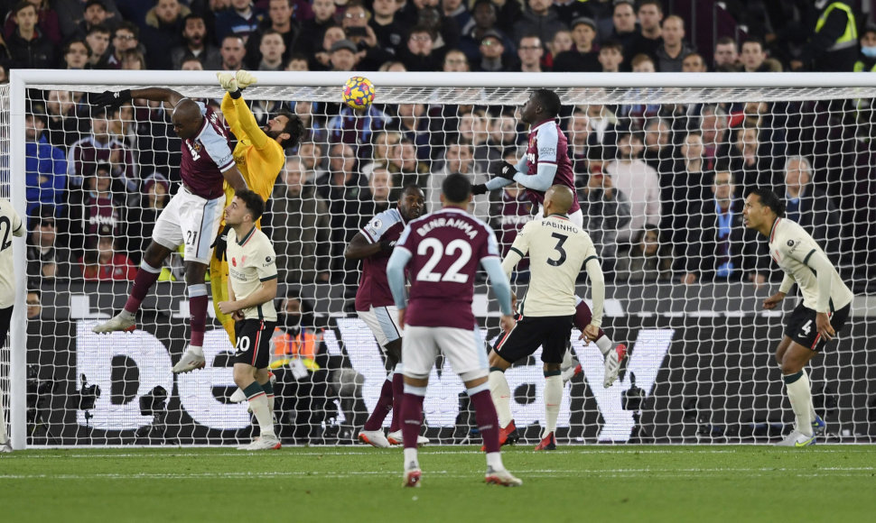 „Liverpool“ vartininkas Alisson įsimušė įvartį į savo vartus.