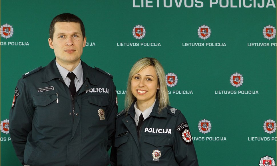 Sostinės kelių patrulių rinktinės vyresnioji policininkė Rugilė Kancler ir viršila Saulius Statulevičius