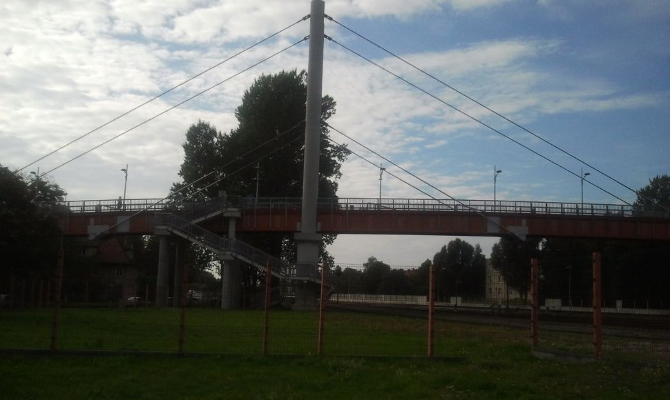 Beveik 200 tūkstančių litų kasmet tilto priežiūrai išleidžiantys geležinkelininkai pagrasino jį uždaryti.  	