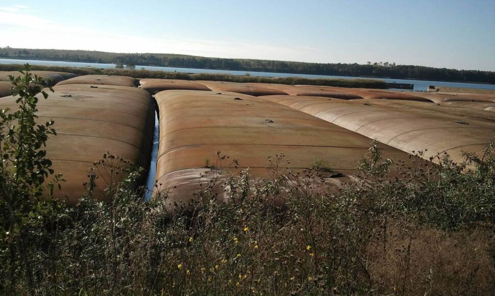 Dokų duobėse susikaupęs dumblas pumpuojamas į milžini&scaron;kus geotekstilės mai&scaron;us