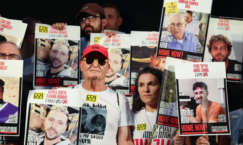 Demonstrantai laiko įkaitų nuotraukas / JACK GUEZ / AFP