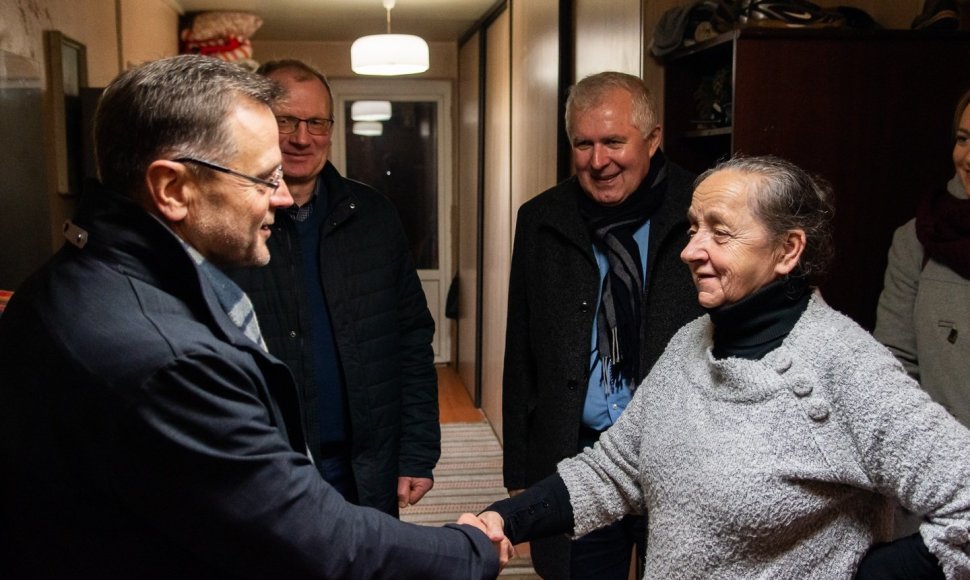 2019 m. Seimo nariai Bronius Matelis (kairėje) ir Arvydas Anušauskas lankėsi pas Gražiną Grigaliūnienę jos šeimynoje