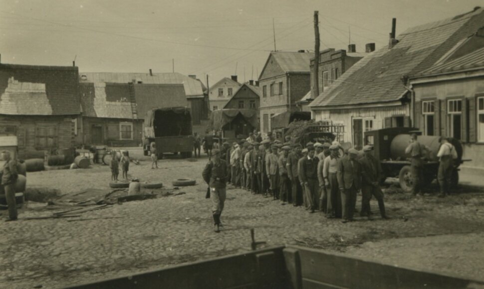 Žydų koloną priverstiniams darbams veda vokiečių kareiviai. Lietuva, Kėdainiai, 1941 m. birželio m.