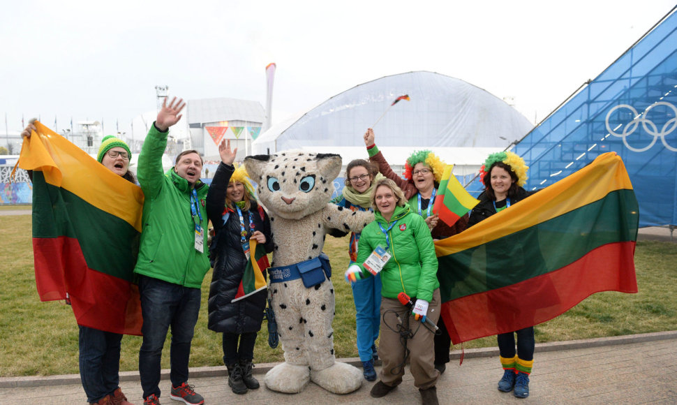 Lietuvos savanoriai Sočyje ir žurnalistai švenčia vasario 16-ąją olimpiniame žaidynių parke