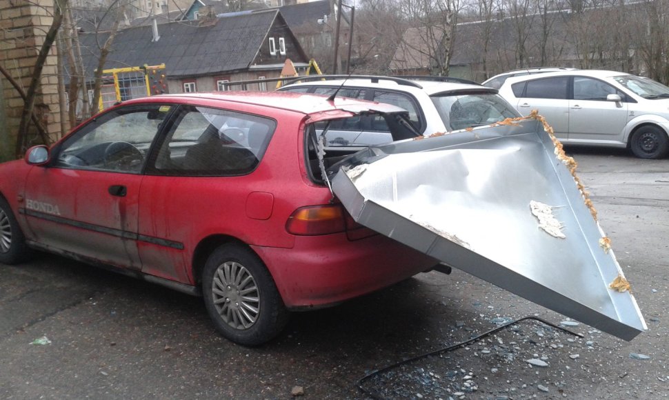 Vilniuje automobilį perskrodė nuo stogo nukritusi skarda
