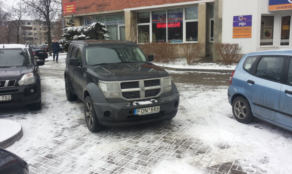 Užstatytas automobilis prie „Baldų rojaus“ Vilniuje