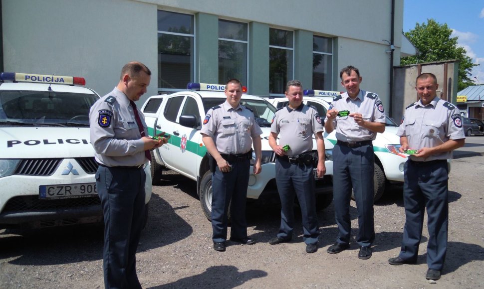 Šalčininkų rajono policijos komisariato pareigūnai ir antikorupciniais lipdukais paženklintas tarnybinis transportas.