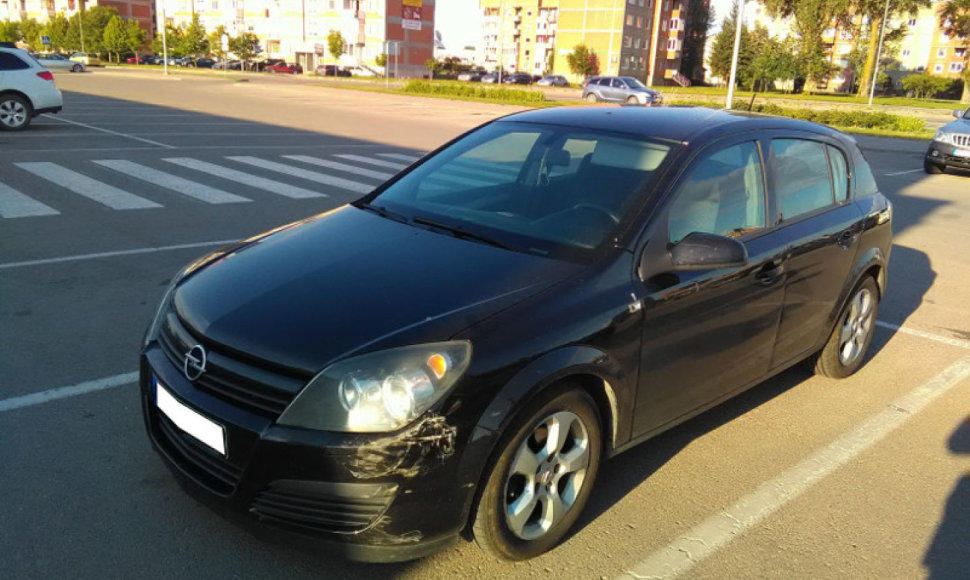 Apgadintas „Opel Astra“ automobilis