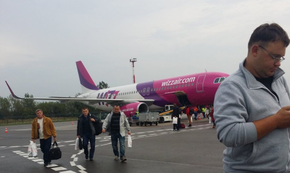 Vos pakilęs „Wizz Air“ orlaivis sugrįžo į Vilniaus oro uostą, nes į jį pataikė žaibas.