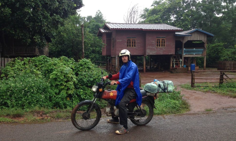 Karolio kelionė motociklu per Laosą