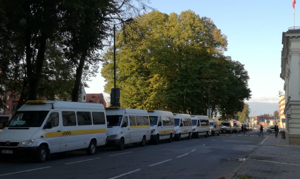 Po Klaipėdos mero langais išsirikiavo mikroautobusų kolona ir susibūrė vairuotojai.