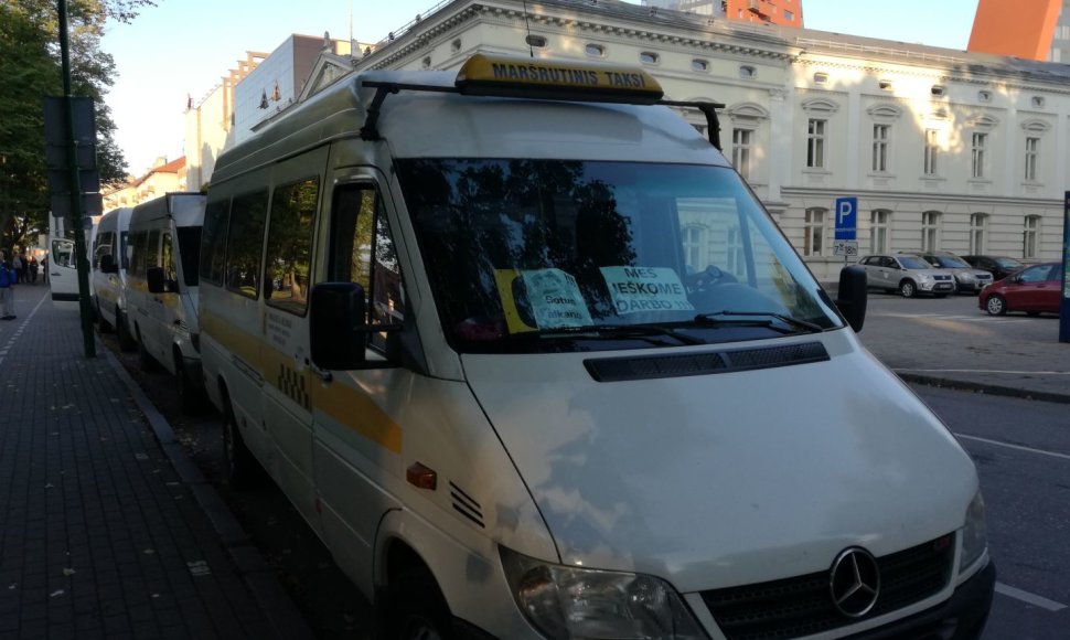 Po Klaipėdos mero langais išsirikiavo mikroautobusų kolona ir susibūrė vairuotojai.