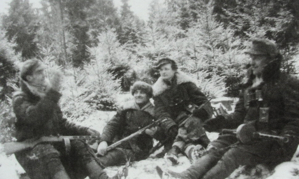 A rinktinės „skrajojančio“ būrio partizanai. Trečias iš kairės - Bernardas Arbočius - Liepsniukas.