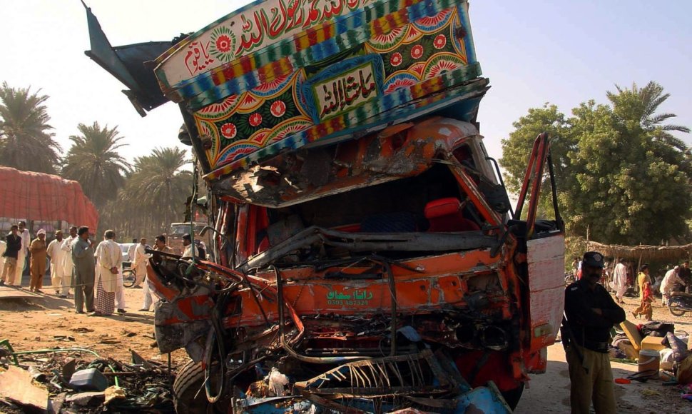 Autobuso ir sunkvežimio avarija Pakistane