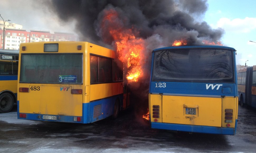 Vilniuje, Fabijoniškių mikrorajone sudegė maršrutinis miesto autobusas