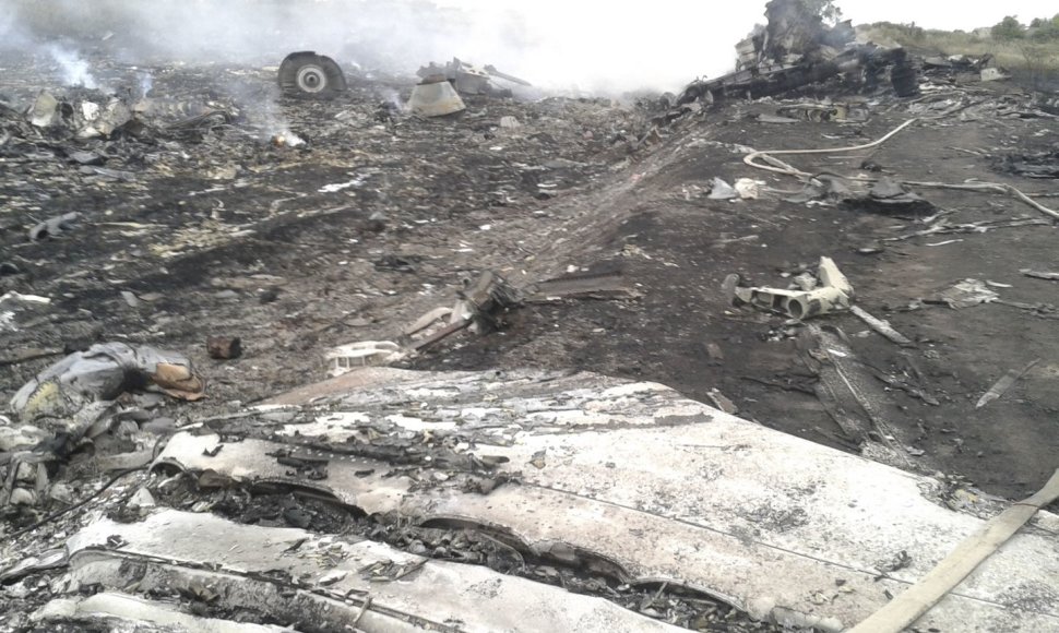  Ukrainoje sudužęs Malaizijos laineris „Boeing 777“ su 295 žmonėmis numuštas iš Rusijos teritorijos