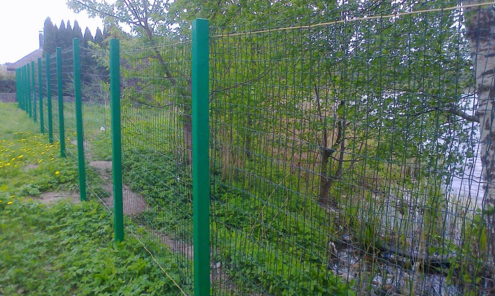 Aplinkosaugininkai pradėjo griauti neleistinas tvoras prie vandens telkinių