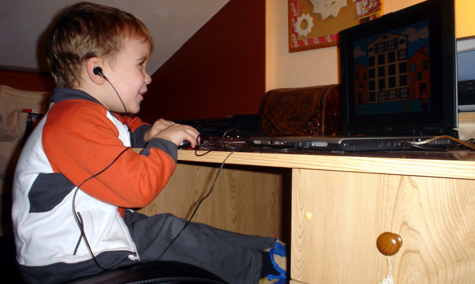 Vaikas prie kompiuterio