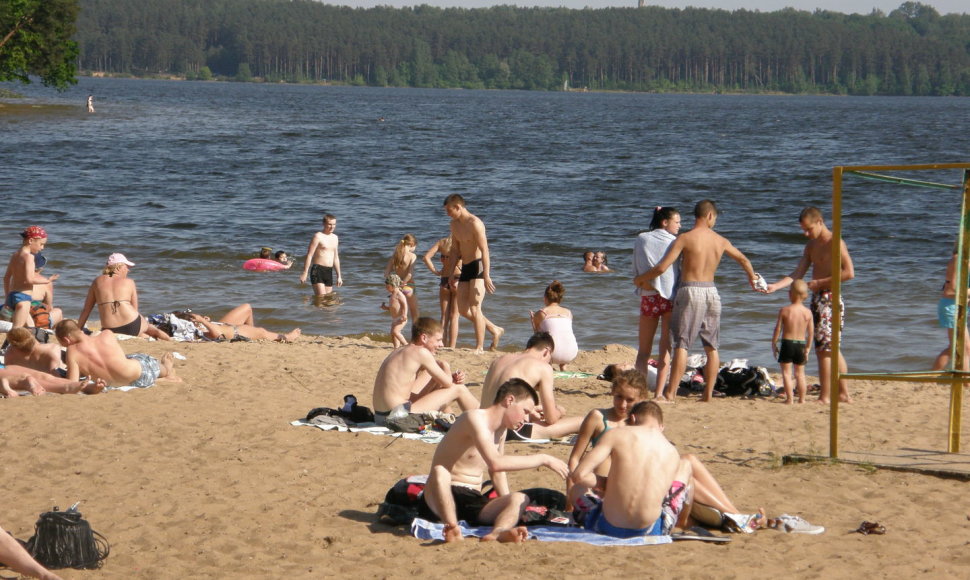 Kaune karštą šeštadienį kauniečiai plūdo į pliažus