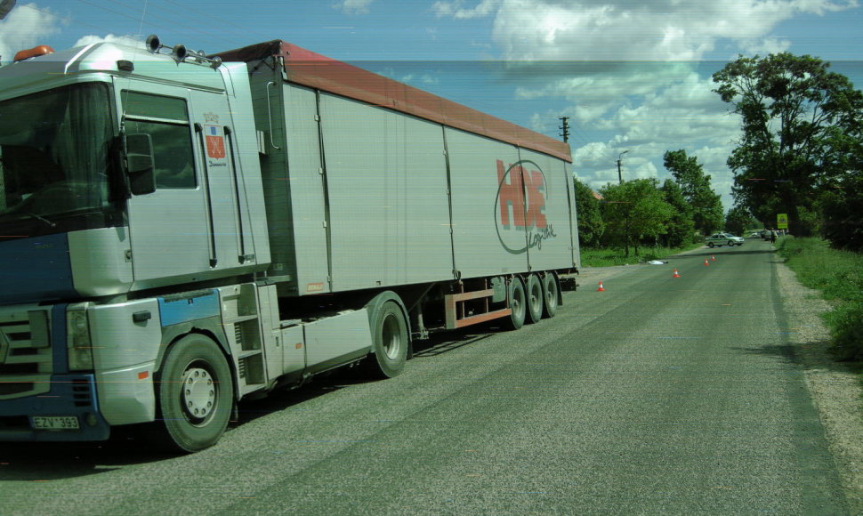 Prienų rajone sunkiasvoris automobilis mirtinai sužalojo trylikmetį