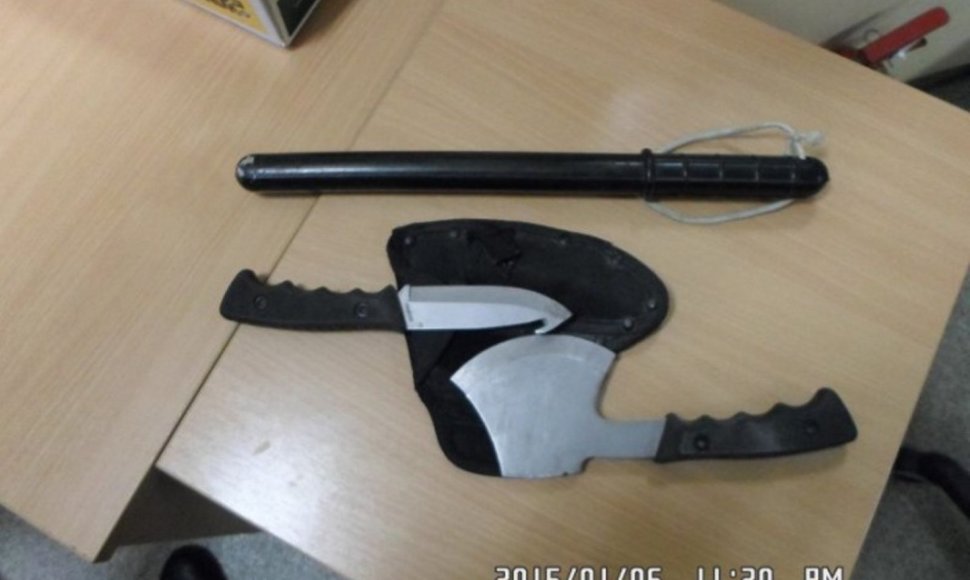 Pas įtariamajį policija rado lazdą, peilį ir kirvuką su dėklu