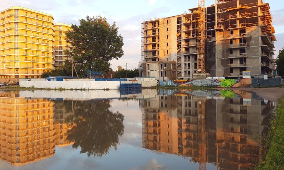 Vandens užlieta statybvietė Žalgirio gatvėje Vilniuje