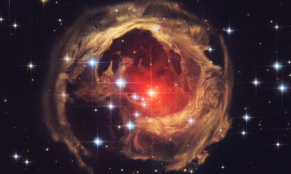 V838 Monocerotis - dvi į vieną susijungusios žvaigždės